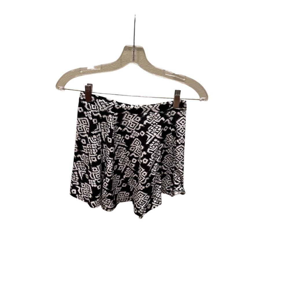 La Hearts Black and White Patterned Skirt